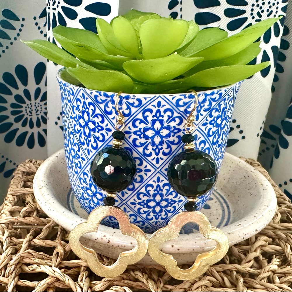 HP 12/29 🎉 Stone and Quatrefoil Earrings